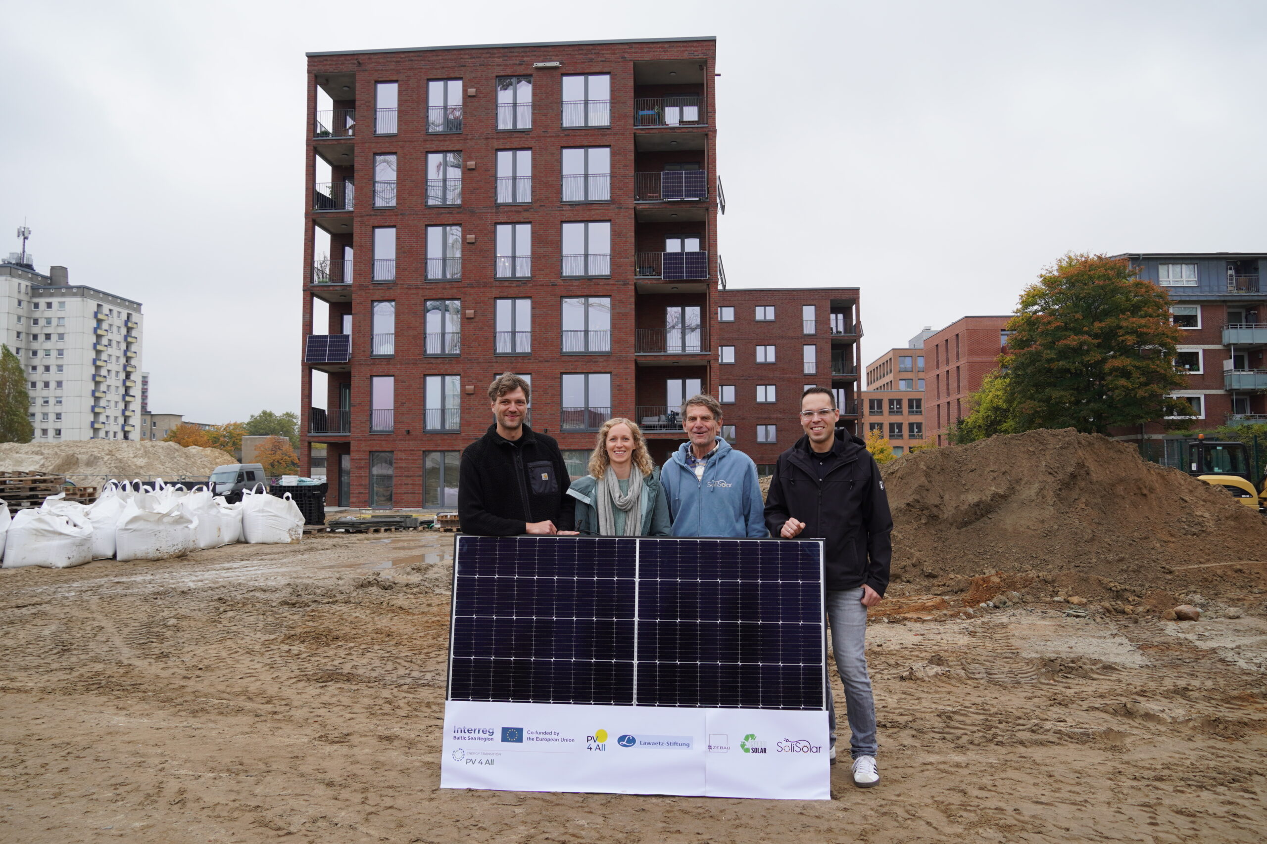 Balkonkraftwerk: Anbringung von Photovoltaik-Modulen an einem Mehrfamilienhaus in Hamburg-Barmbek.