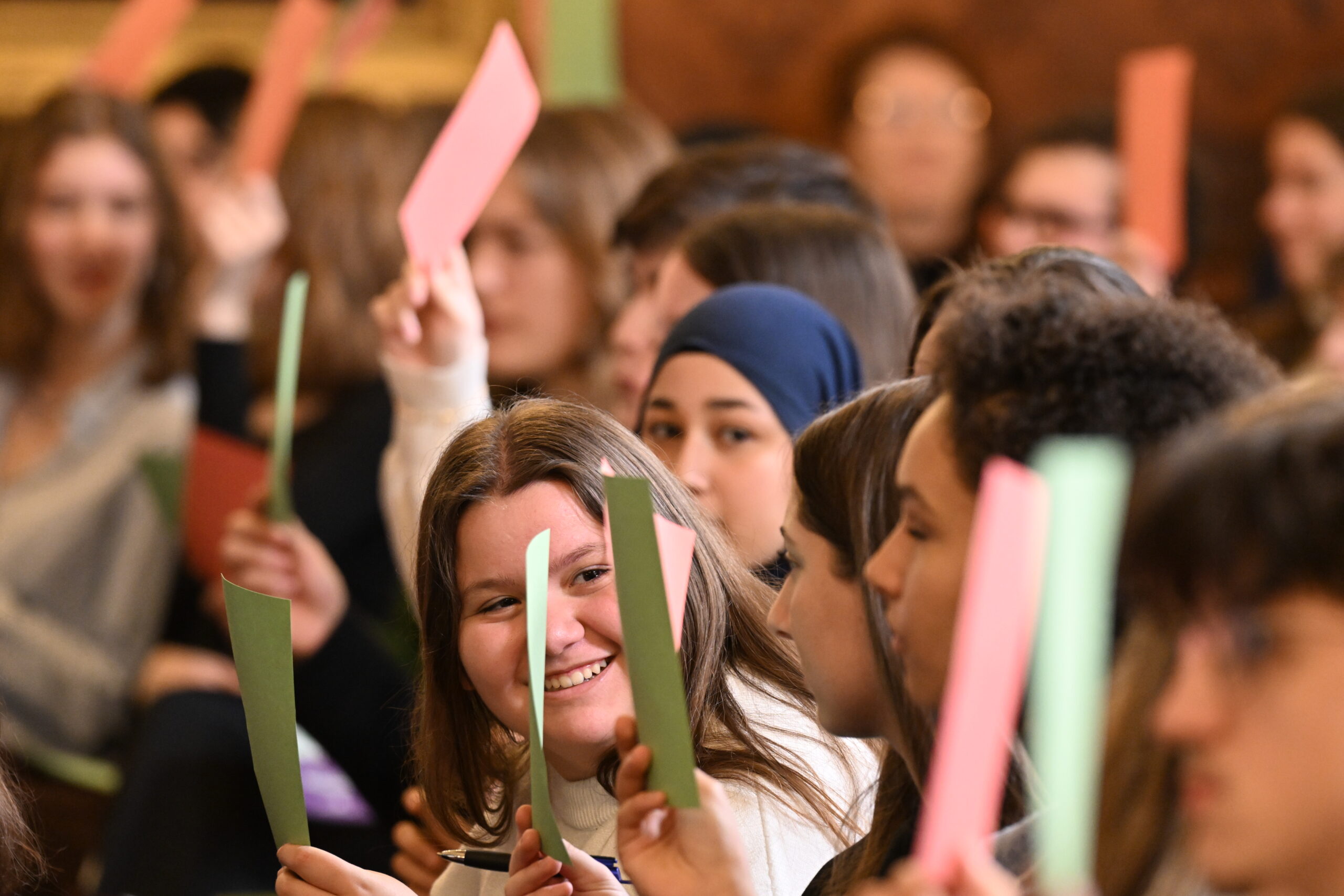 Schüler:innen im Kaisersaal des Hamburger Rathauses stimmen ab.