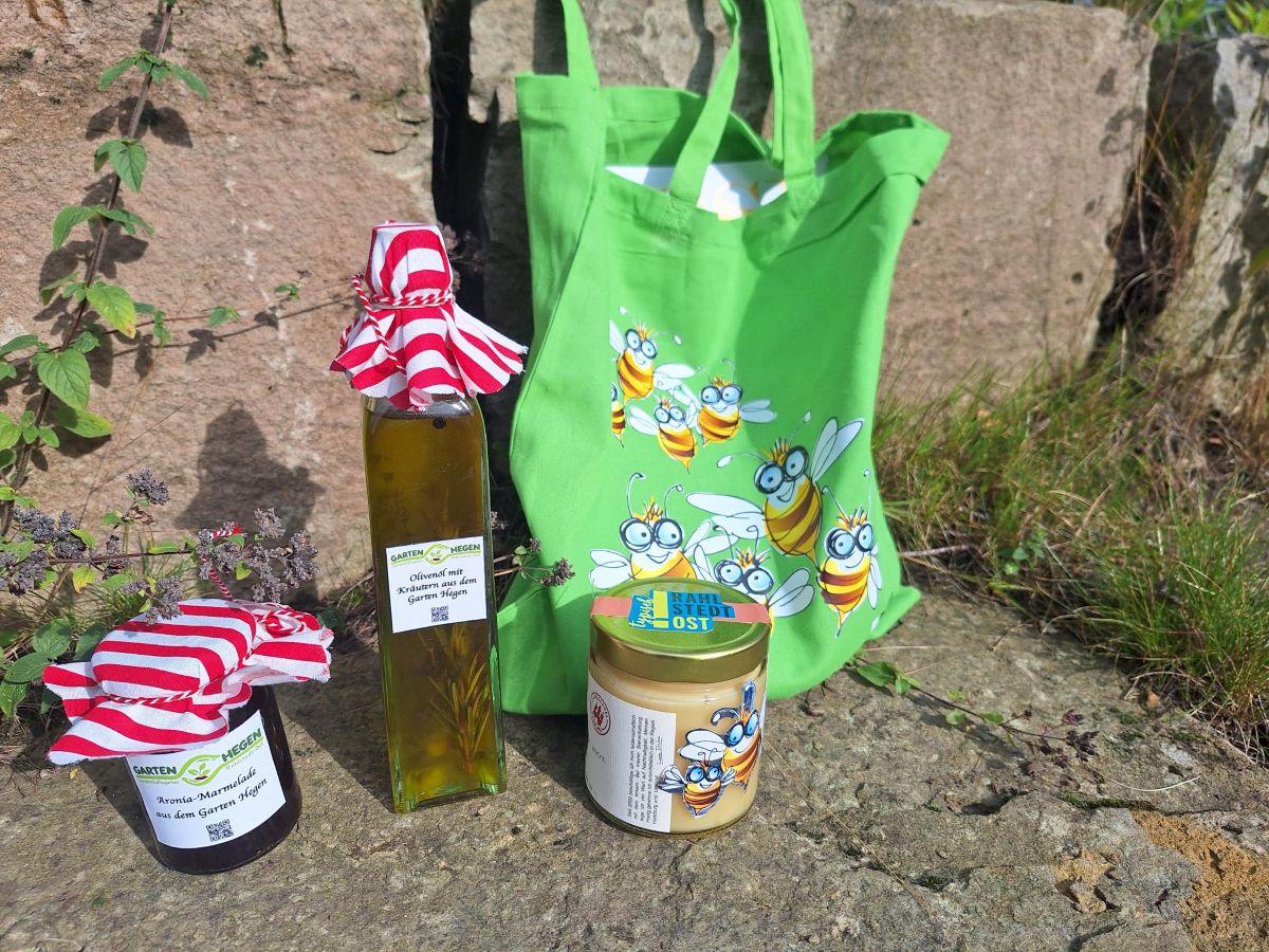Verena Hubertz erhielt ein kleines Geschenk. Überreicht von der Gartengruppe in Rahlstedt-Ost.