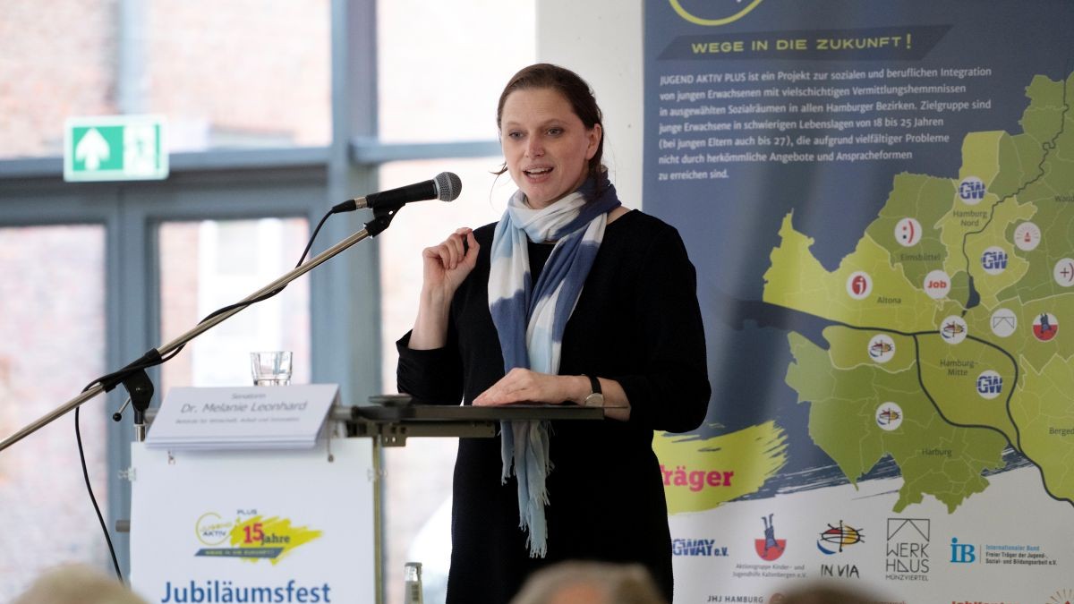 Senatorin Dr. Melanie Leonhardt bei ihrem Grußwort zu 15 Jahren Jugend Aktiv Plus.